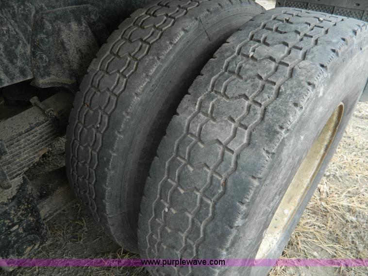 image for item L7306 1991 Ford LT8000 dump truck