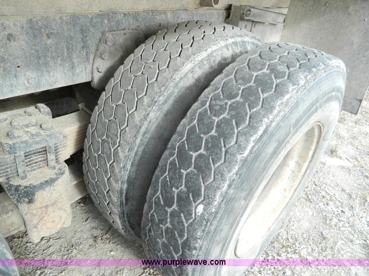 image for item L7306 1991 Ford LT8000 dump truck