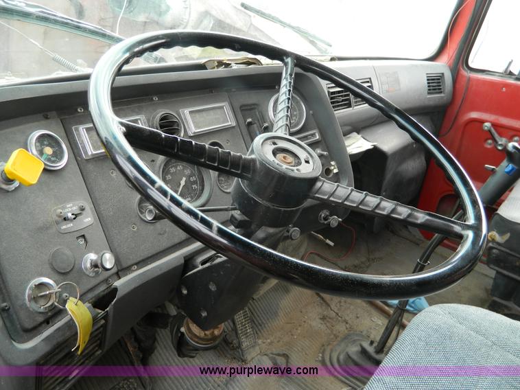 image for item L7306 1991 Ford LT8000 dump truck