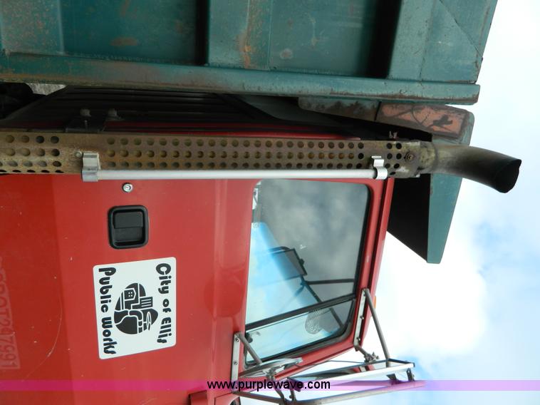 image for item L7306 1991 Ford LT8000 dump truck