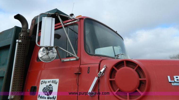 image for item L7306 1991 Ford LT8000 dump truck