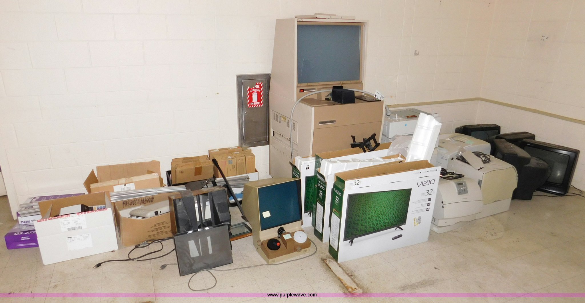 Assorted office supplies in Salina, KS Item J7444 sold Purple Wave