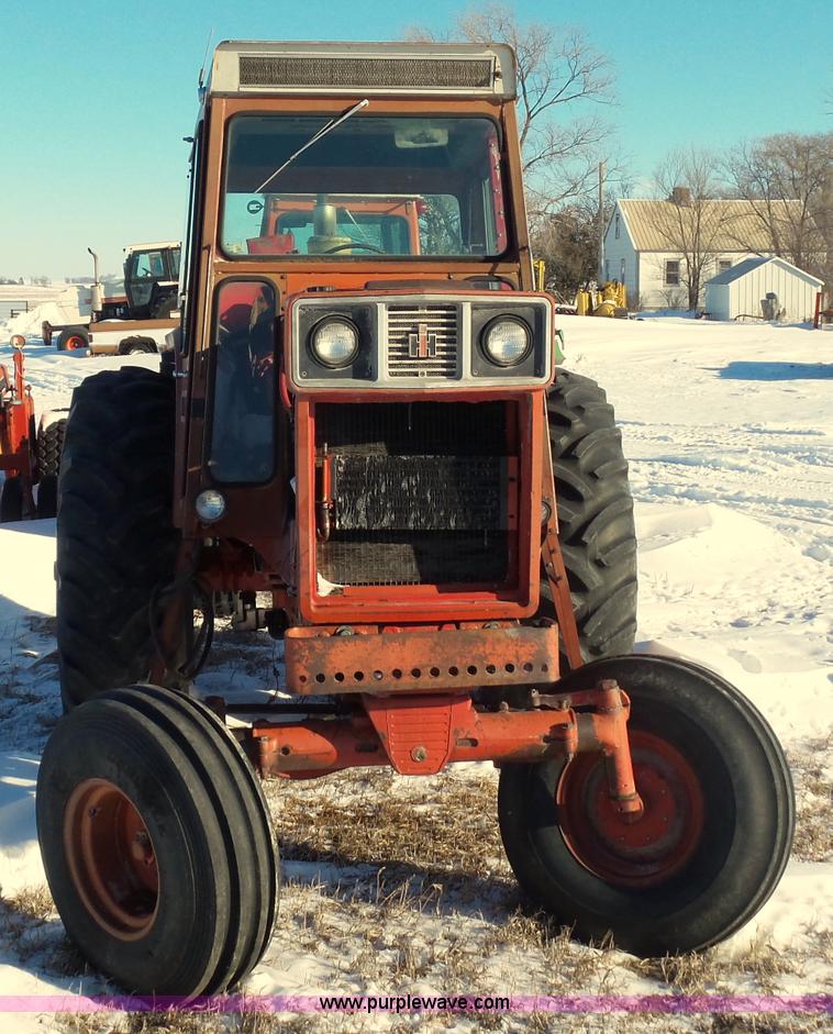 image for item G7096 1976 International 1466 tractor