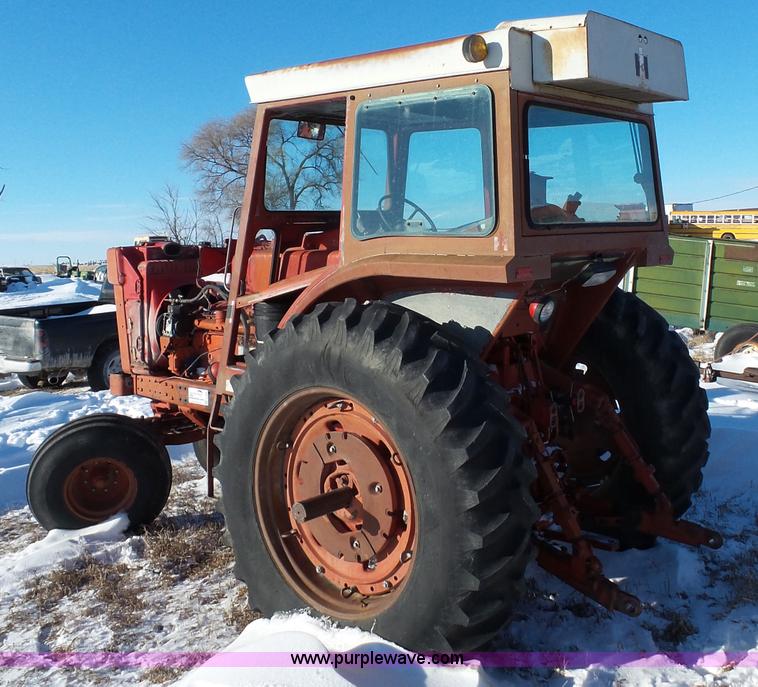 image for item G7096 1976 International 1466 tractor