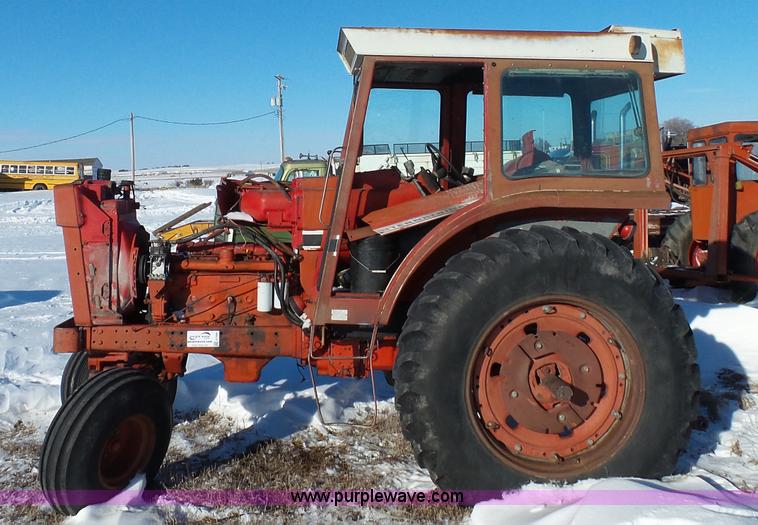 image for item G7096 1976 International 1466 tractor