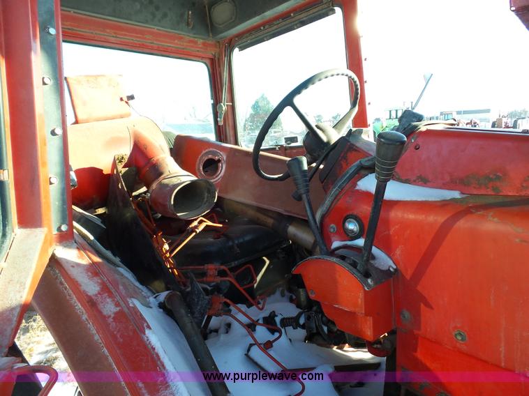 image for item G7096 1976 International 1466 tractor