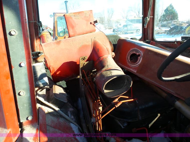 image for item G7096 1976 International 1466 tractor