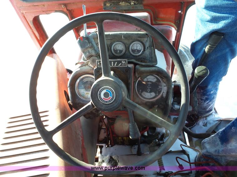 image for item G7096 1976 International 1466 tractor