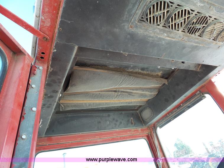 image for item G7096 1976 International 1466 tractor