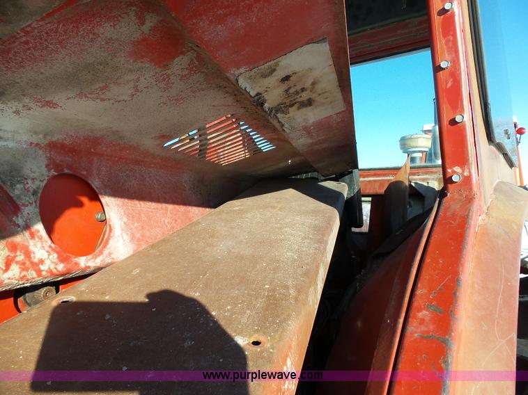 image for item G7096 1976 International 1466 tractor