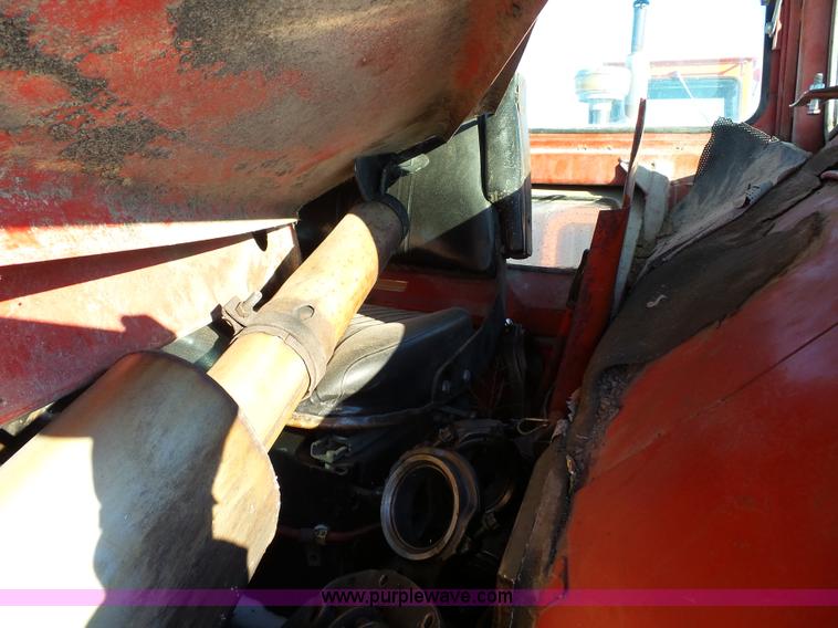 image for item G7096 1976 International 1466 tractor