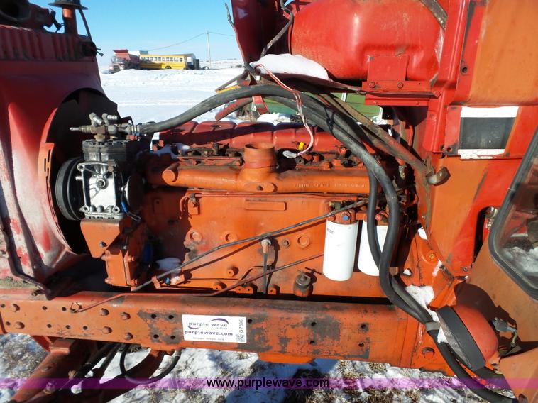 image for item G7096 1976 International 1466 tractor