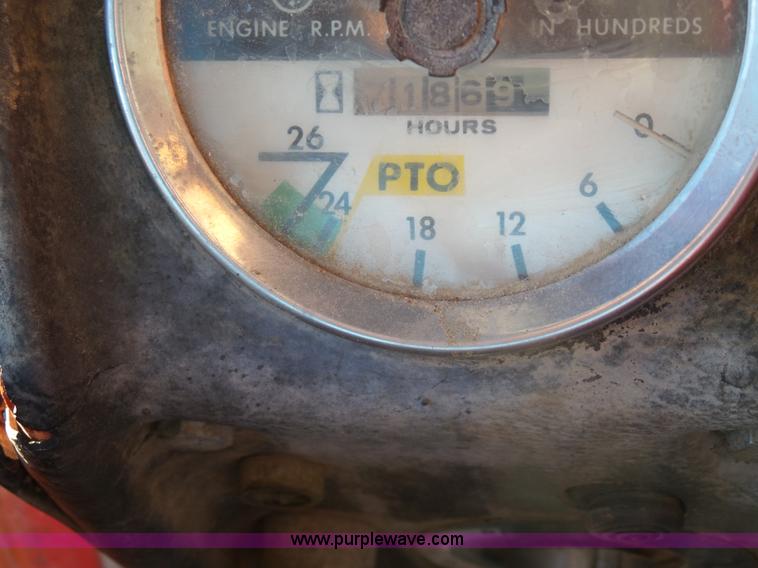 image for item G7096 1976 International 1466 tractor