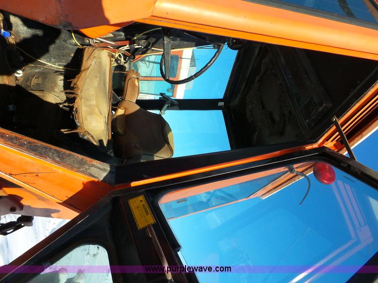 image for item G7097 1974 Allis Chalmers 7060 tractor