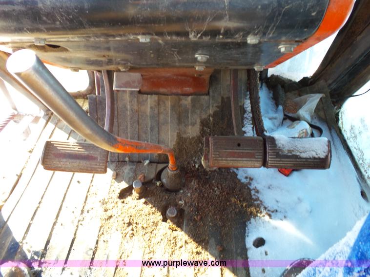 image for item G7097 1974 Allis Chalmers 7060 tractor