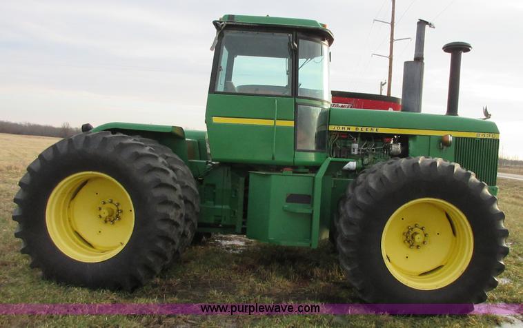 image for item I1753 1976 John Deere 8430 4WD tractor