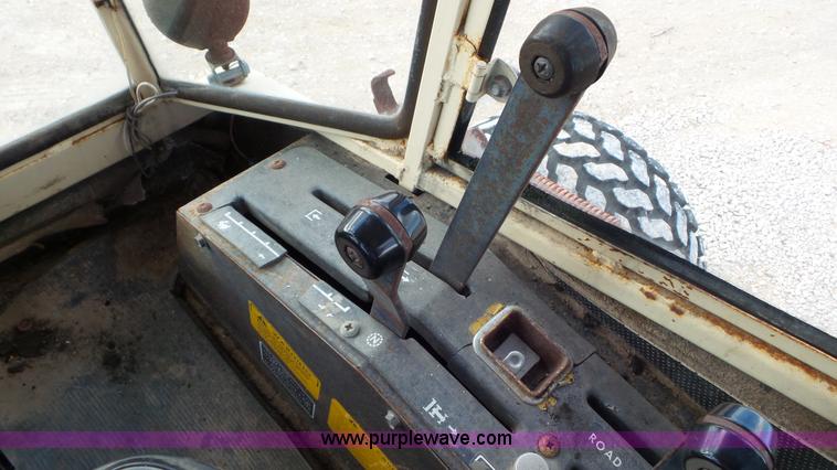 image for item J8373 Hesston 6600 self-propelled swather