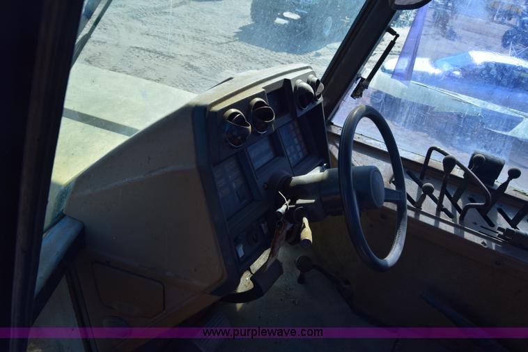 image for item K4457 1987 Caterpillar Challenger 65 tractor