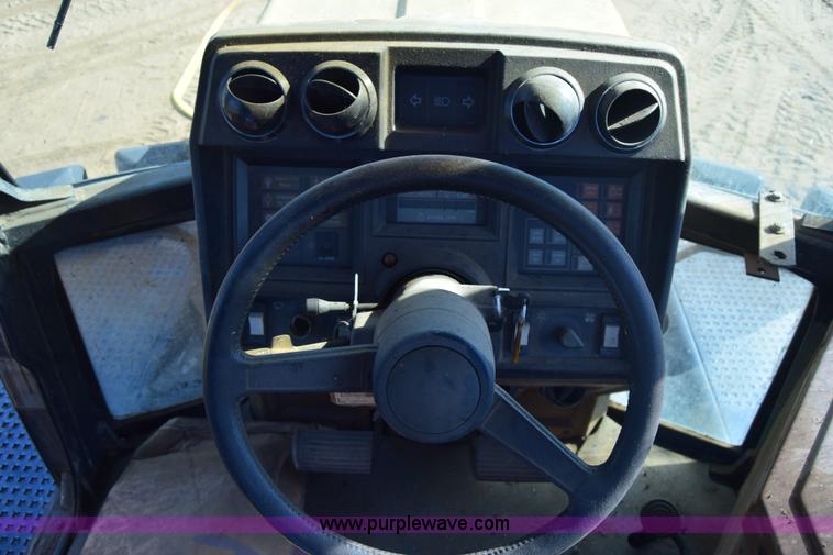 image for item K4457 1987 Caterpillar Challenger 65 tractor