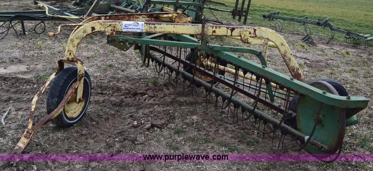 image for item L1025 John Deere 640 hay rake