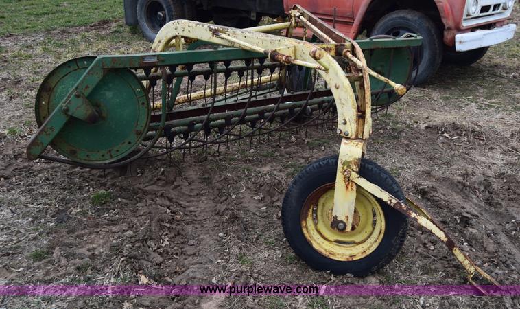 image for item L1025 John Deere 640 hay rake
