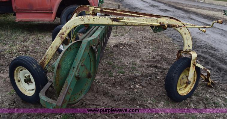 image for item L1025 John Deere 640 hay rake
