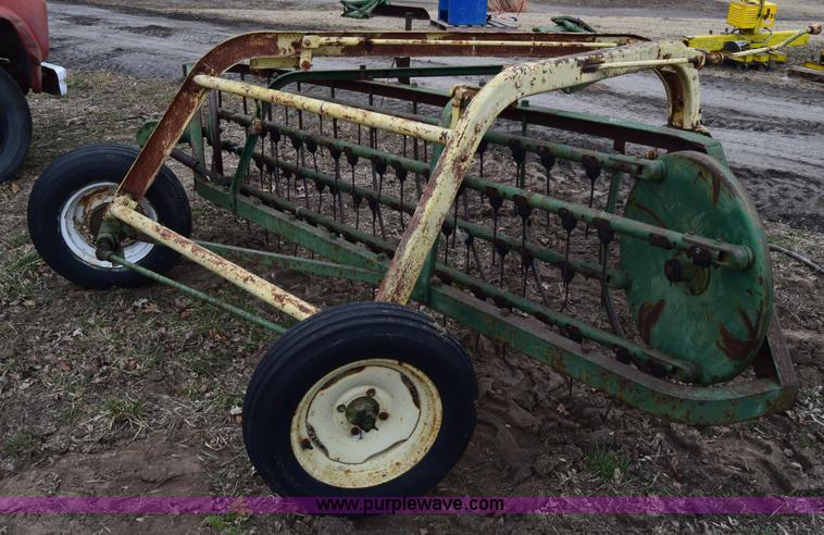 image for item L1025 John Deere 640 hay rake