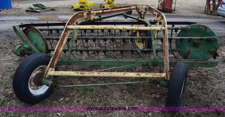 image for item L1025 John Deere 640 hay rake