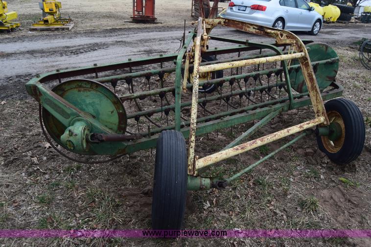 image for item L1025 John Deere 640 hay rake