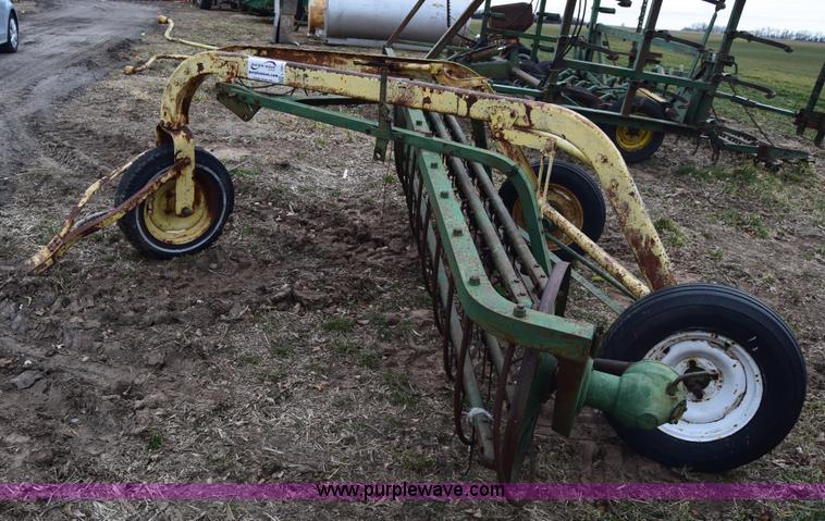 image for item L1025 John Deere 640 hay rake