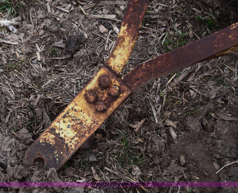 image for item L1025 John Deere 640 hay rake