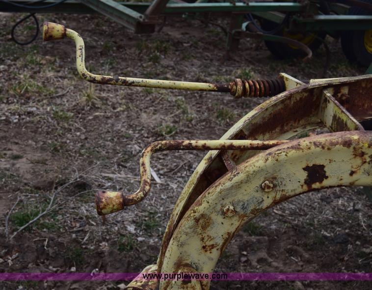 image for item L1025 John Deere 640 hay rake