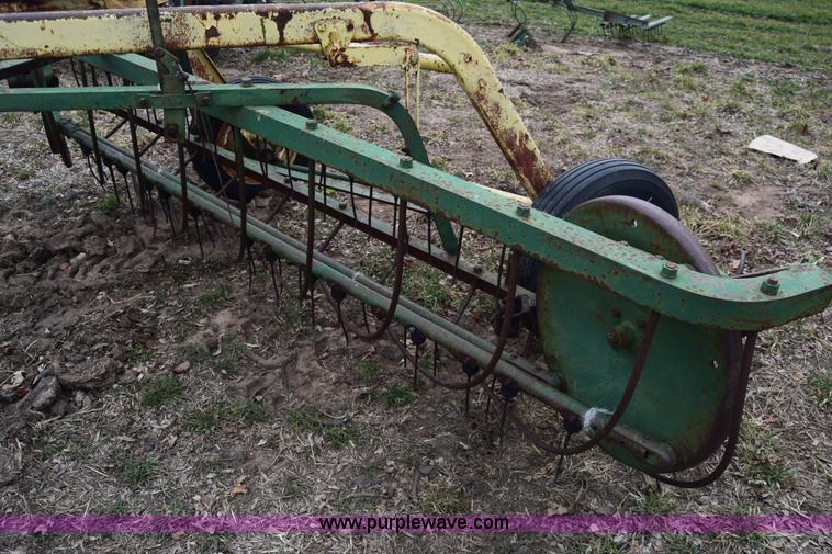 image for item L1025 John Deere 640 hay rake