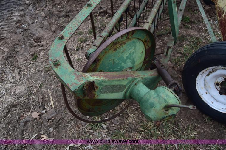 image for item L1025 John Deere 640 hay rake