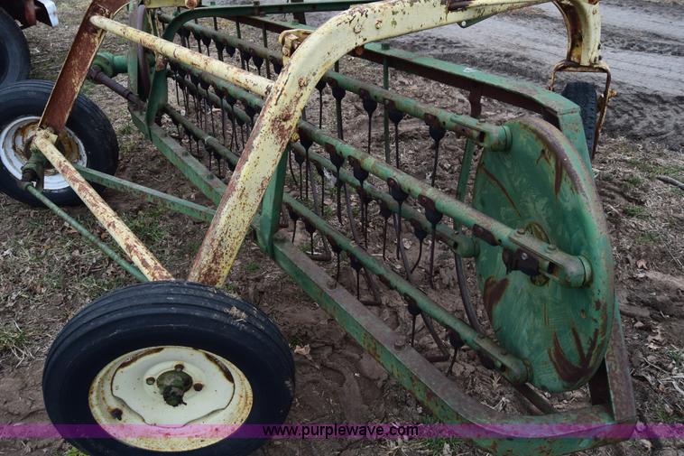 image for item L1025 John Deere 640 hay rake