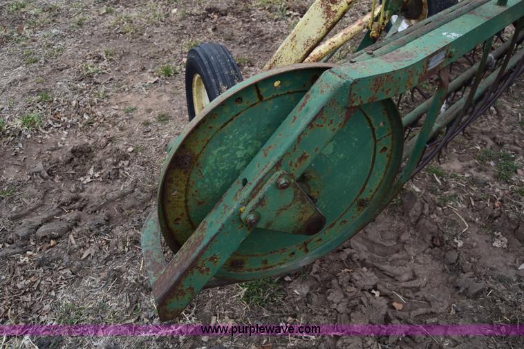 image for item L1025 John Deere 640 hay rake