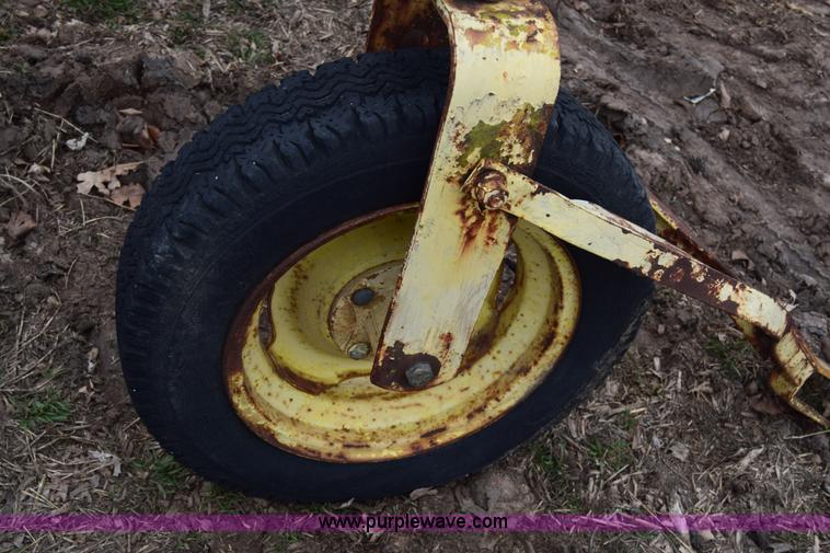 image for item L1025 John Deere 640 hay rake