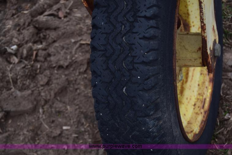 image for item L1025 John Deere 640 hay rake