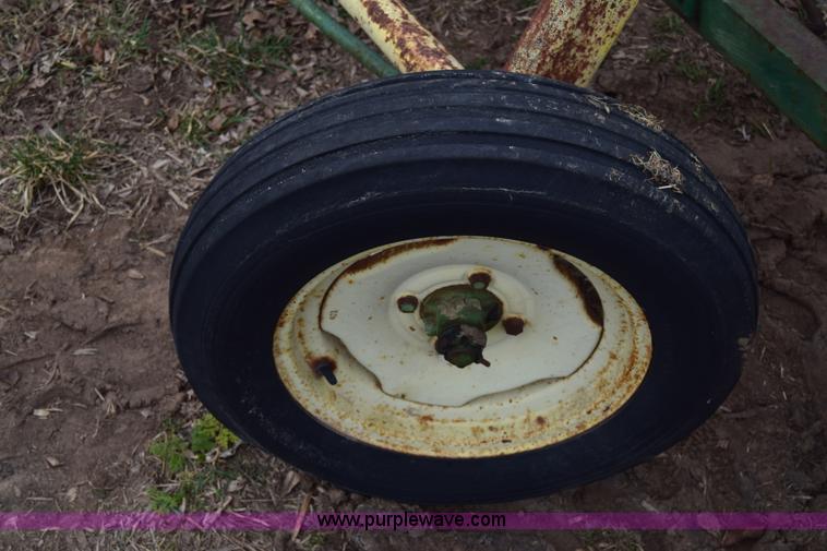 image for item L1025 John Deere 640 hay rake