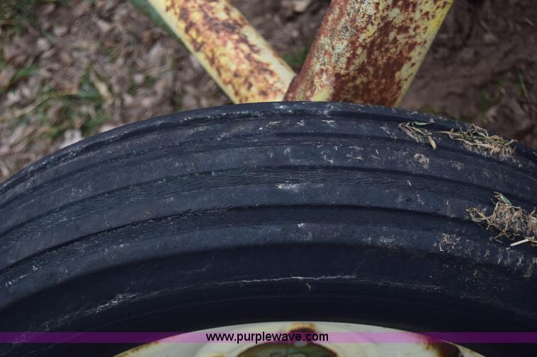 image for item L1025 John Deere 640 hay rake