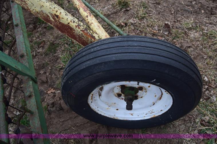 image for item L1025 John Deere 640 hay rake