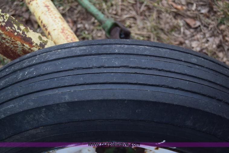 image for item L1025 John Deere 640 hay rake