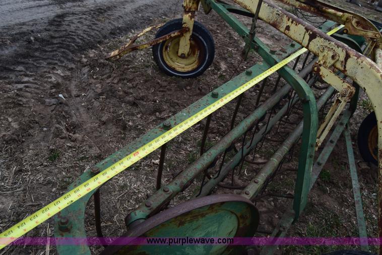 image for item L1025 John Deere 640 hay rake