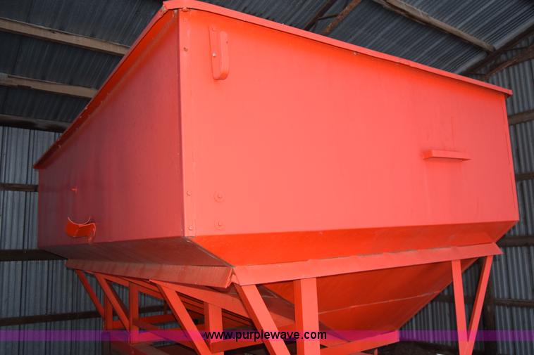 image for item L1085 Gravity wagon