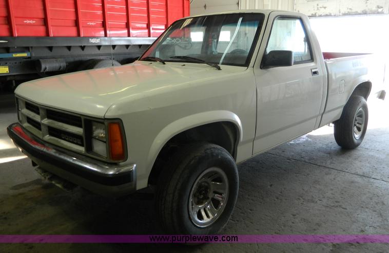 image for item BT9775 1989 Dodge Dakota pickup truck