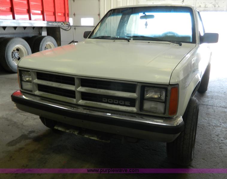 image for item BT9775 1989 Dodge Dakota pickup truck