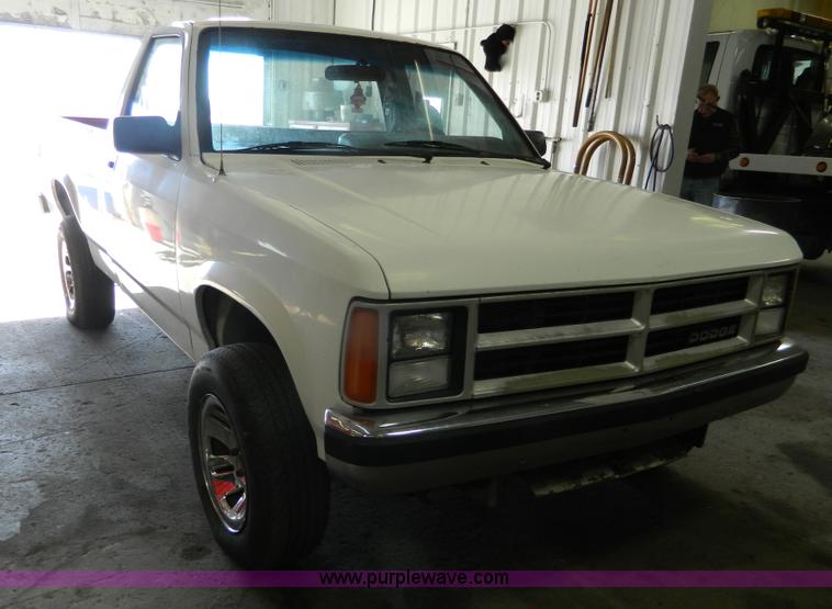 image for item BT9775 1989 Dodge Dakota pickup truck