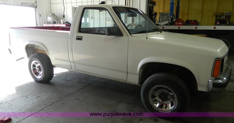 image for item BT9775 1989 Dodge Dakota pickup truck