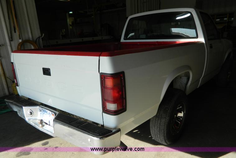 image for item BT9775 1989 Dodge Dakota pickup truck