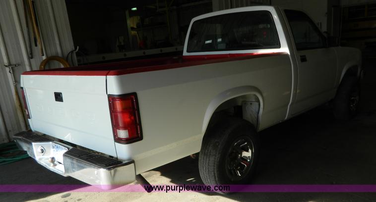 image for item BT9775 1989 Dodge Dakota pickup truck